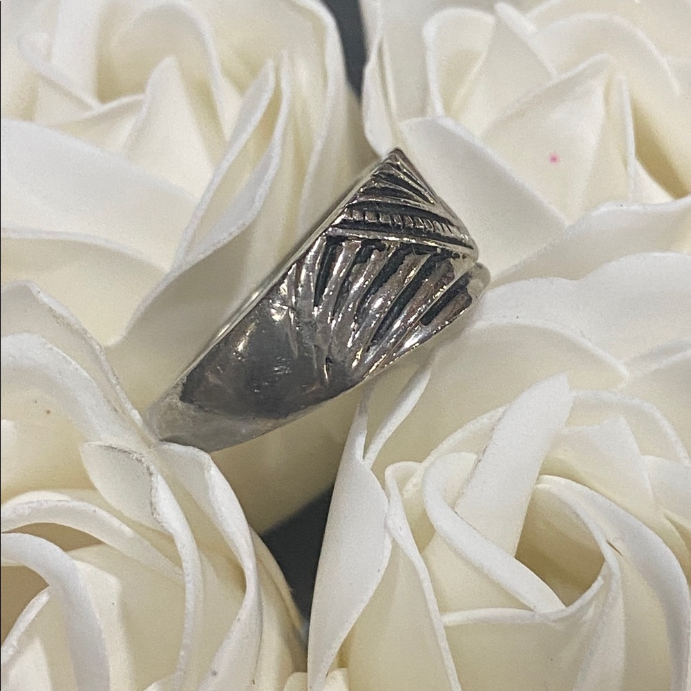 Size 7-1/2 Band Ring - Picture 5 of 5